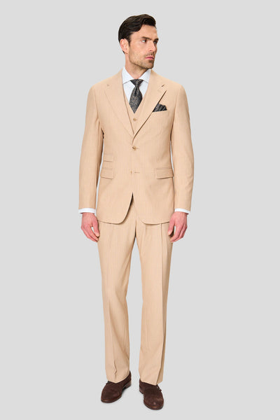 Model iført et beige farvet jakkesæt fra SUIT CLUB.