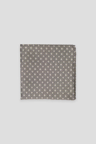 Brunt geometrisk silkelommeklud