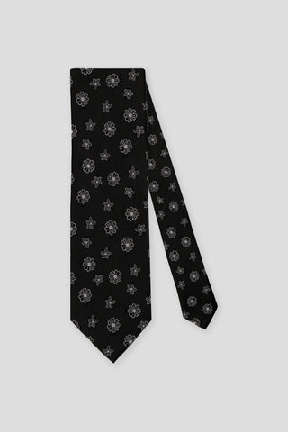 Sort slips med hvide blomster